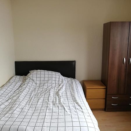 A Double Bedroom Near Glasgow City Centre Not In Great Condition Suitable For Short Stay Exteriér fotografie