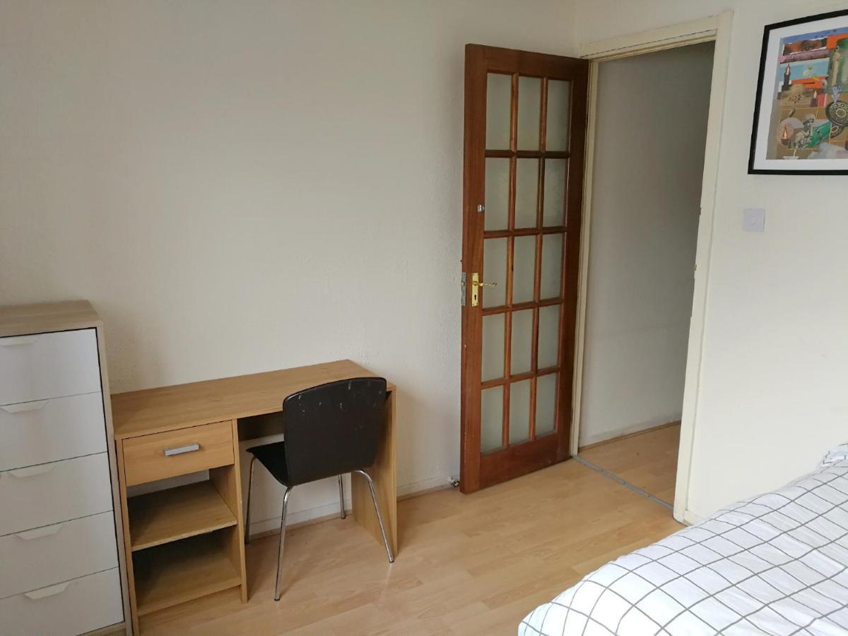 A Double Bedroom Near Glasgow City Centre Not In Great Condition Suitable For Short Stay Exteriér fotografie