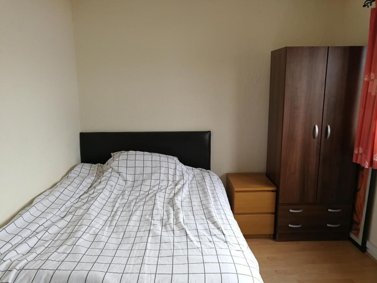 A Double Bedroom Near Glasgow City Centre Not In Great Condition Suitable For Short Stay Exteriér fotografie